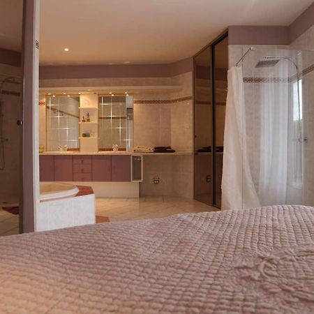 Elegante Villa De 180M3 Avec La Superbe Vue Connaux Luaran gambar