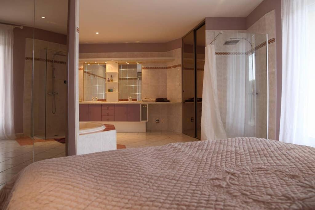 Elegante Villa De 180M3 Avec La Superbe Vue Connaux Luaran gambar