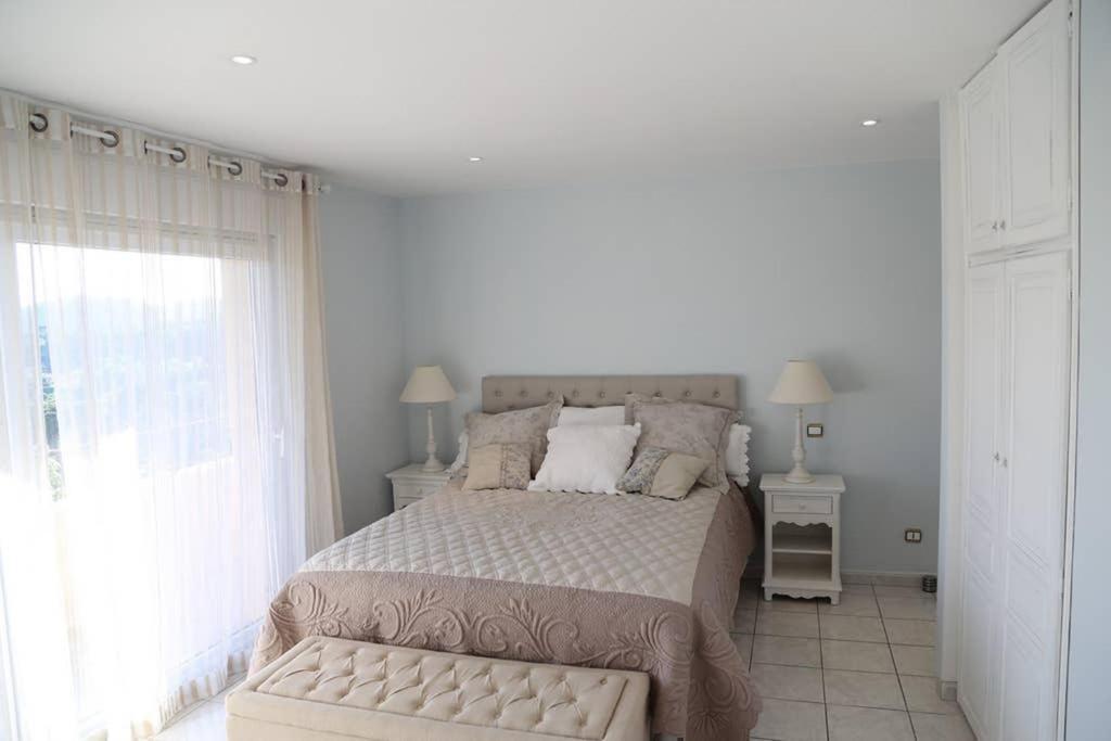 Elegante Villa De 180M3 Avec La Superbe Vue Connaux Luaran gambar