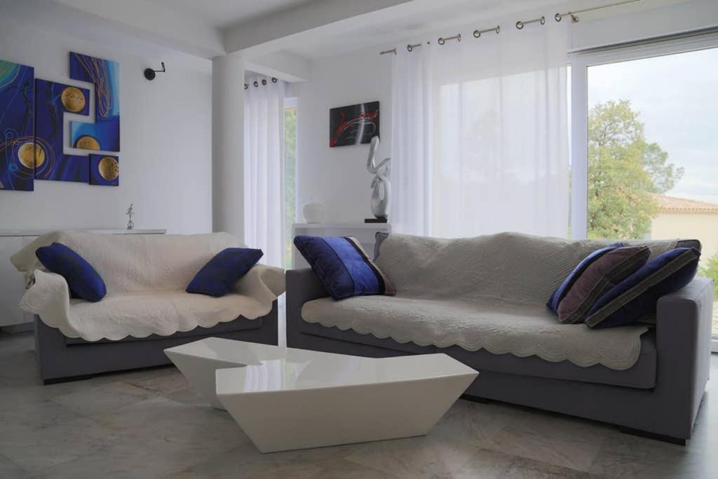 Elegante Villa De 180M3 Avec La Superbe Vue Connaux Luaran gambar